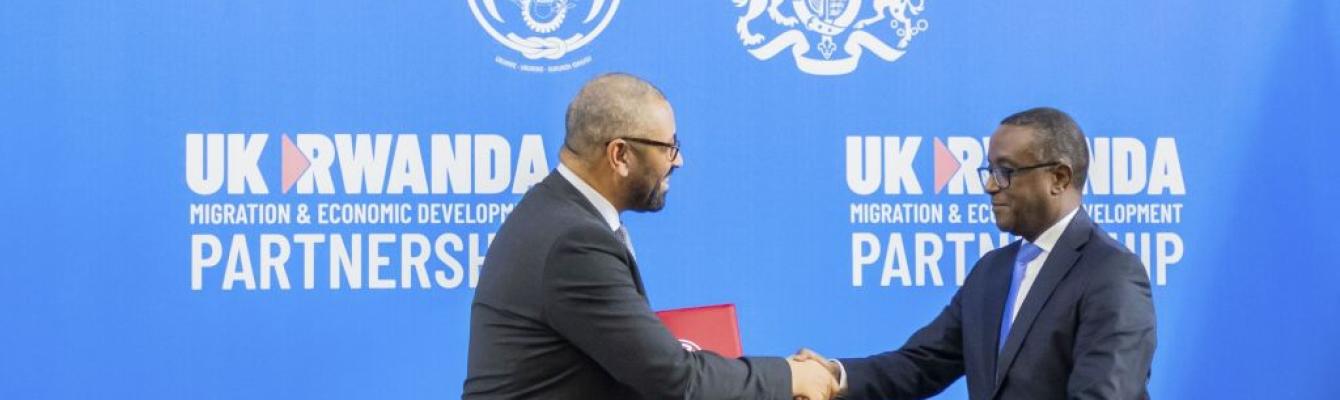 UK Home Secretary James Cleverly and Rwandan Foreign Minister Vincent Biruta shaking hands