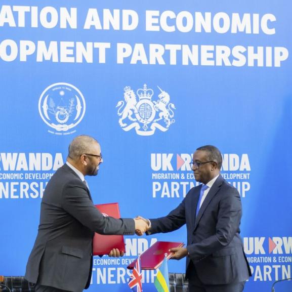 UK Home Secretary James Cleverly and Rwandan Foreign Minister Vincent Biruta shaking hands
