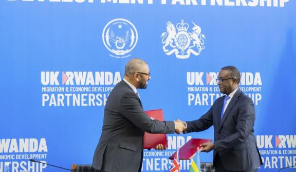 UK Home Secretary James Cleverly and Rwandan Foreign Minister Vincent Biruta shaking hands